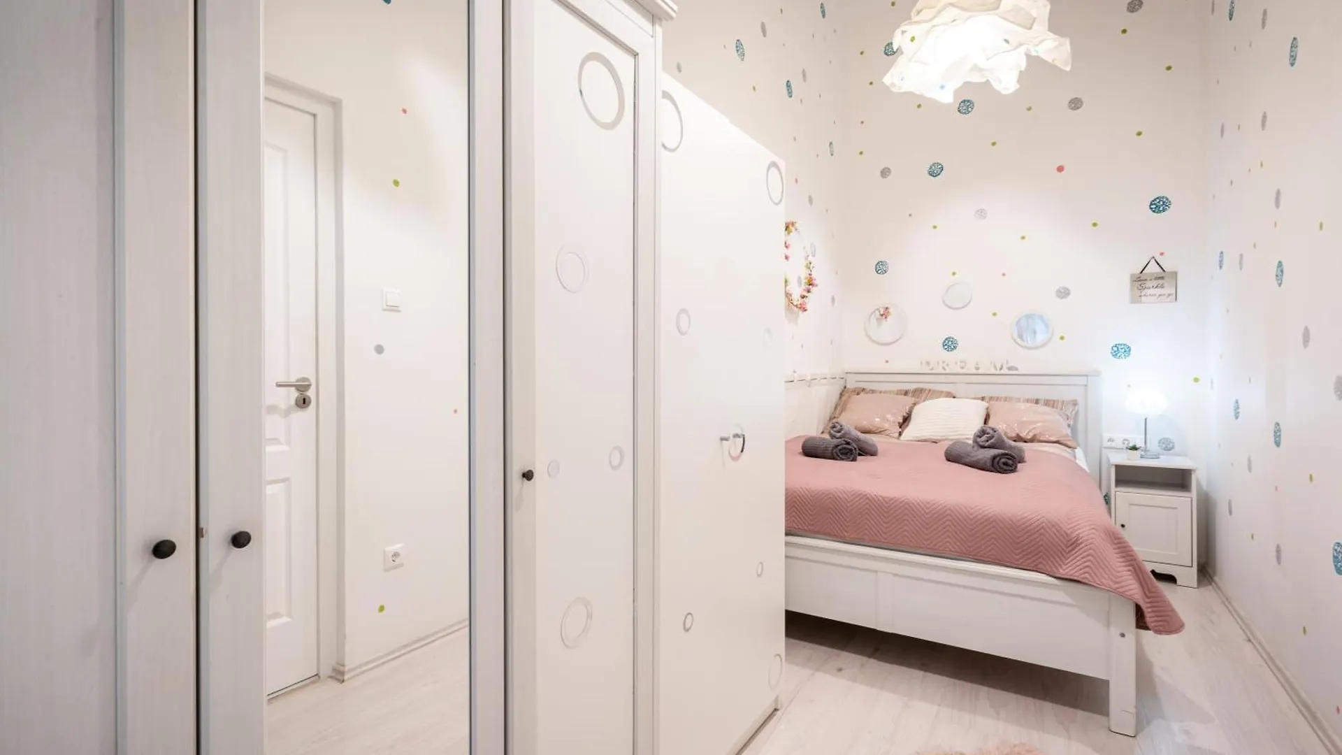 Triangle Apartment - Free Parking! Budapeşte