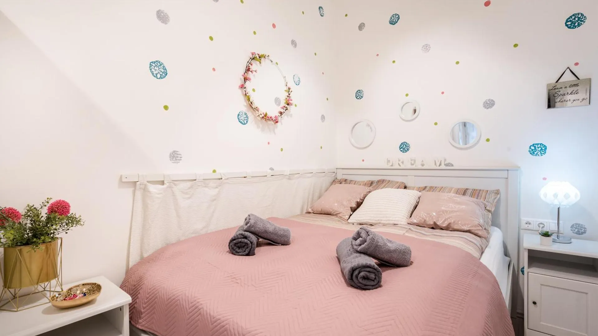 Triangle Apartment - Free Parking! ile iletişim